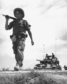 Vietnam 1954 - Franz&ouml;sische Fremdenlegion&auml;re mit einem in den USA produzierten Panzer zwischen Haiphong und Hanoi im Jahr 1954