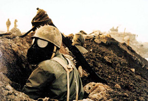 Iranischer Soldat mit Gasmaske