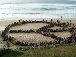 Peace and love human sit down - Antiraketenprotest von Biscarosse und Greenpeace in Frankreich