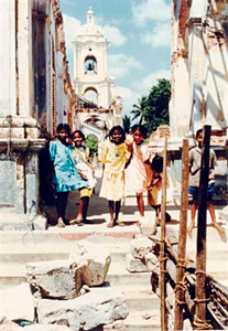 Kinder im zerbombten Zentrum von Jaffna, Sri Lanka