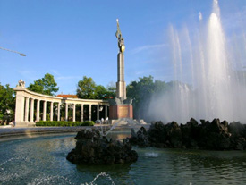 Hochstrahlbrunnen in Wien vor dem unteren Schlo&szlig; Belvedere am Schwarzenbergplatz (Foto: Andreas P&ouml;schek)